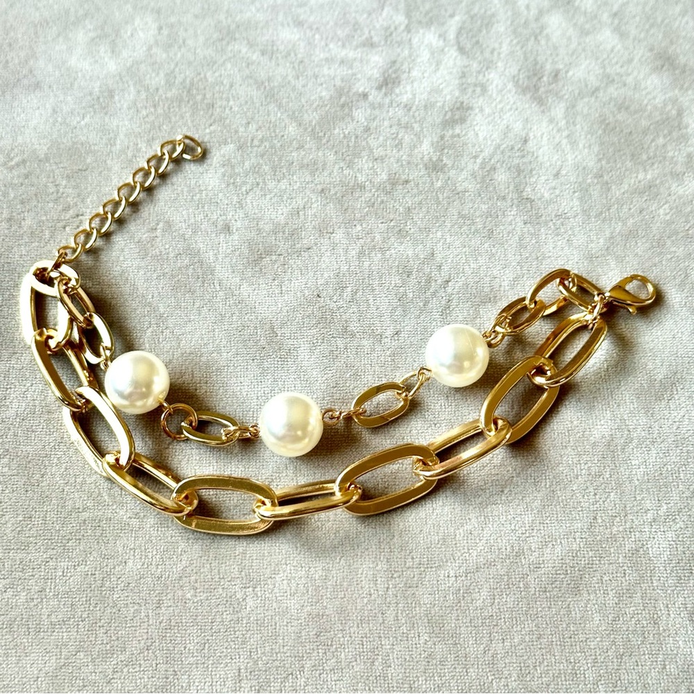 Elegant Gold Chain Bracelet with Pearls